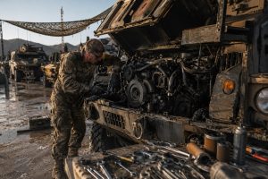 Yakıt enjektörleri, yakıt filtresi ve dizel yakıt sistemi bileşenlerinin yakın plan görünümü.